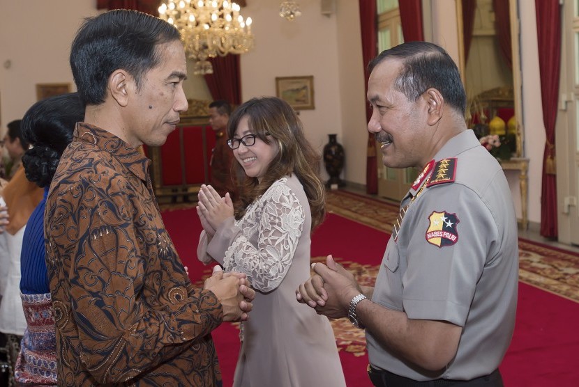 Presiden Joko Widodo (kiri) berbincang dengan Kapolri Jenderal Pol. Badrodin Haiti (kanan) pada silahturahmi Idul Fitri 1436 H di Istana Negara, Jakarta, Rabu (22/7).