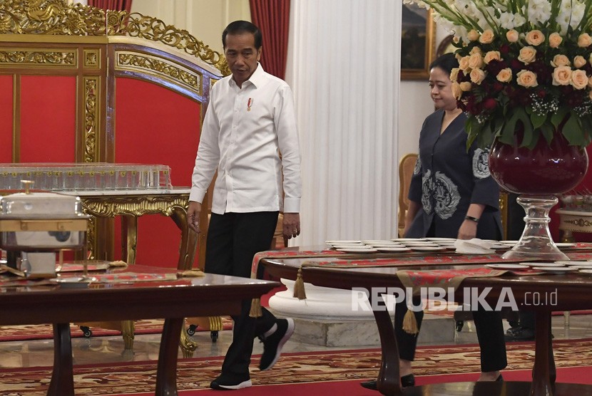 Presiden Joko Widodo (kiri) berbincang dengan Ketua DPR Puan Maharani (kanan) usai meresmikan pengoperasian Palapa Ring di Istana Negara, Jakarta, Senin (14/10/2019).