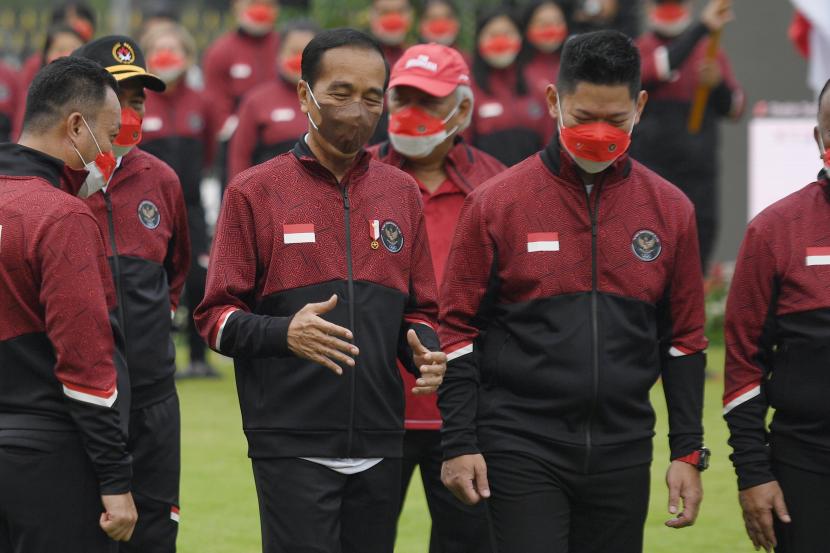 Presiden Joko Widodo (kiri),