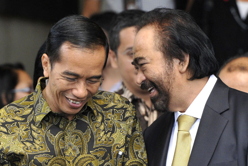 Presiden Joko Widodo (kiri) berbincang dengan Ketua Umum Partai Nasional Demokrat (NasDem) Surya Paloh.
