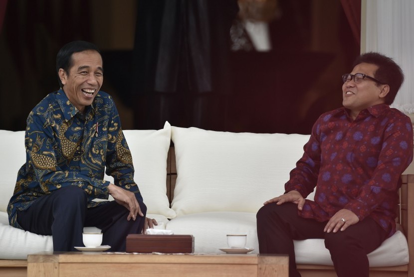 Presiden Joko Widodo (kiri) berbincang dengan Ketua Umum Partai Kebangkitan Bangsa (PKB) Muhaimin Iskandar (kanan).
