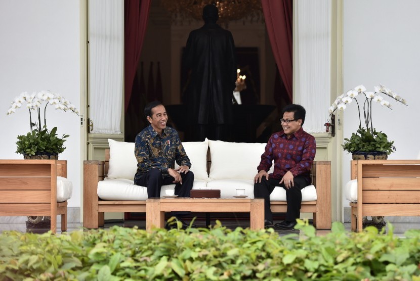 Presiden Joko Widodo (kiri) berbincang dengan Ketua Umum Partai Kebangkitan Bangsa (PKB) Muhaimin Iskandar (kanan) di teras belakang Istana Merdeka, Jakarta, Selasa (29/11). 