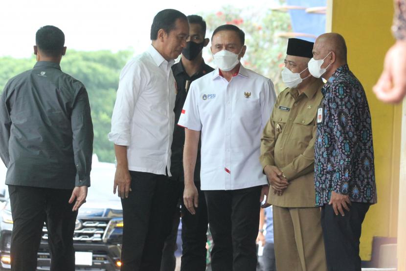 Presiden Joko Widodo (kiri) berbincang dengan Ketua Umum PSSI Mochamad Iriawan (kedua kiri) dan Bupati Malang Sanusi (kedua kanan) sebelum meninjau lokasi kerusuhan di Stadion Kanjuruhan, Malang, Jawa Timur, Rabu (5/10/2022). 