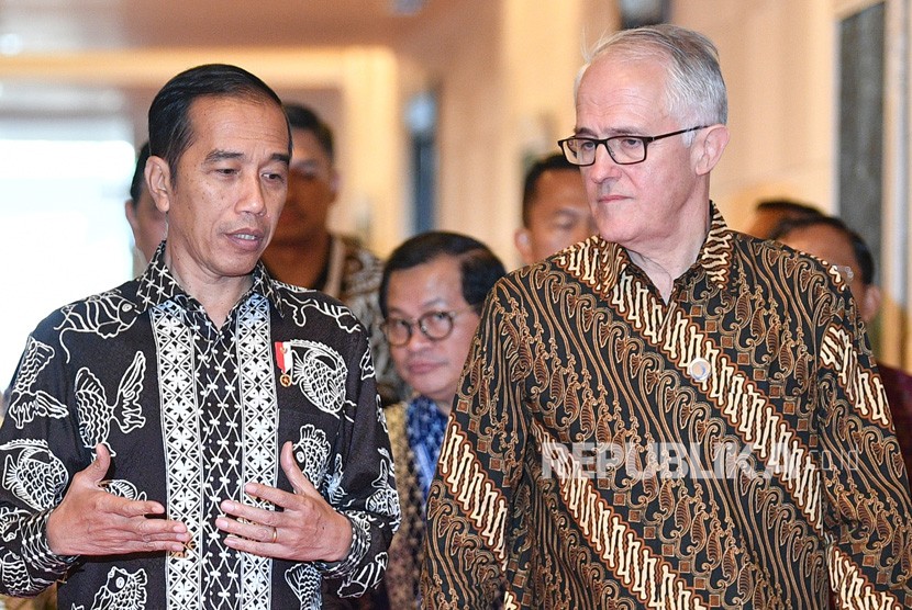 Presiden Joko Widodo (kiri) berbincang dengan mantan Perdana Menteri Australia Malcolm Turnbull di sela kegiatan Our Ocean Conference 2018 di Nusa Dua, Bali, Senin (29/10/2018).