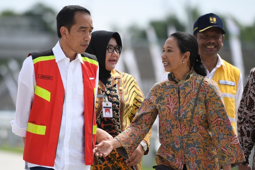 Presiden Joko Widodo (kiri) berbincang dengan Menteri BUMN Rini Soemarno (kanan) seusai meresmikan Tol Solo-Ngawi segmen Sragen-Ngawi di Rest Area KM 538, Sragen, Jawa Tengah, Rabu (28/11/2018).
