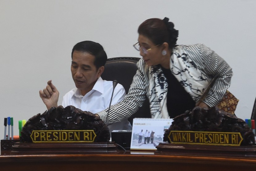 Presiden Joko Widodo (kiri) berbincang dengan Menteri Kelautan dan Perikanan Susi Pudjiastuti sebelum memulai rapat terbatas di Kantor Presiden, Jakarta, Rabu (24/2). 