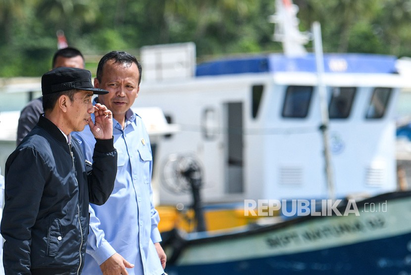 Presiden Joko Widodo (kiri) berbincang dengan Menteri Kelautan dan Perikanan Edhy Prabowo (kanan) saat melakukan kunjungan kerja di Sentra Kelautan Perikanan Terpadu (SKPT), Selat Lampa, Natuna, Kepulauan Riau, Rabu (8/1/2020). Pemerintah berencana memindahkan nelayan pesisir untuk melaut dan menangkap ikan di Natuna.
