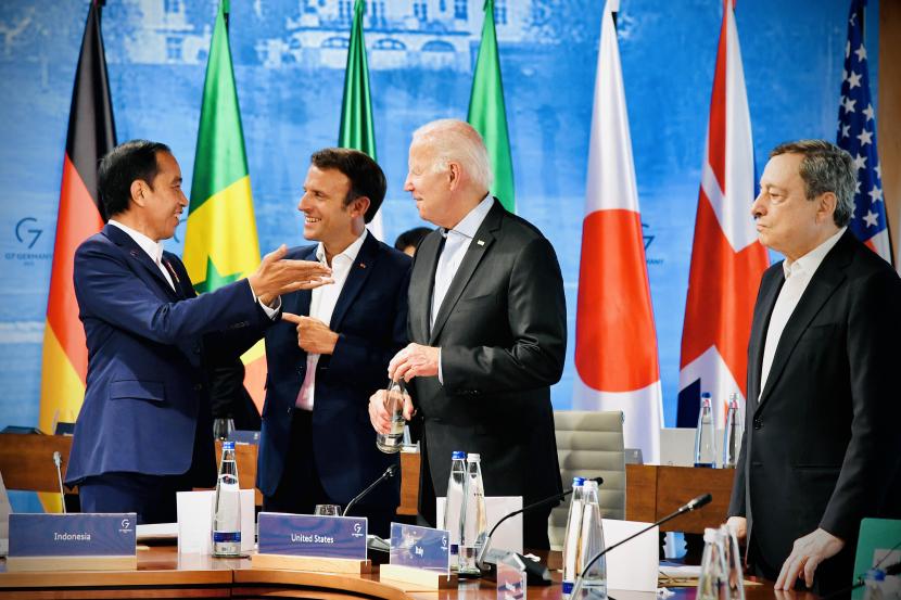 Presiden Joko Widodo (kiri) berbincang dengan Presiden Prancis Emmanuel Macron (kedua kiri) dan Presiden Amerika Serikat Joe Biden (kedua kanan) disaksikan Perdana Menteri Italia Mario Draghi saat Konferensi Tingkat Tinggi (KTT) G7 di Elmau, Jerman, Senin (27/6/2022). 