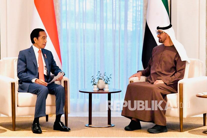 Presiden Joko Widodo (kiri) berbincang dengan Putra Mahkota Abu Dhabi dan Wakil Panglima Tertinggi Angkatan Bersenjata PEA Sheikh Mohamed bin Zayed Al Nahyan saat tiba di Istana Al-Shatie, Abu Dhabi, Uni Emirat Arab, Rabu (3/11/2021).