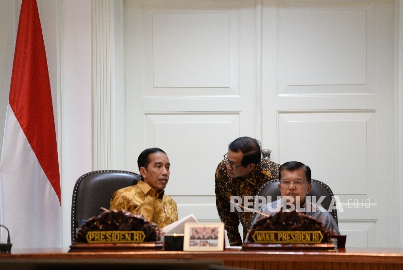 Presiden Joko Widodo (kiri) berbincang dengan Seskab Pramono Anung sebelum rapat terbatas di Kantor Kepresidenan, Jakarta, Selasa (30/5). 