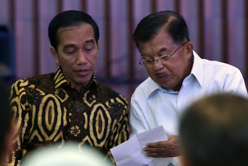 Presiden Joko Widodo berbincang dengan Wakil Presiden Jusuf Kalla. 