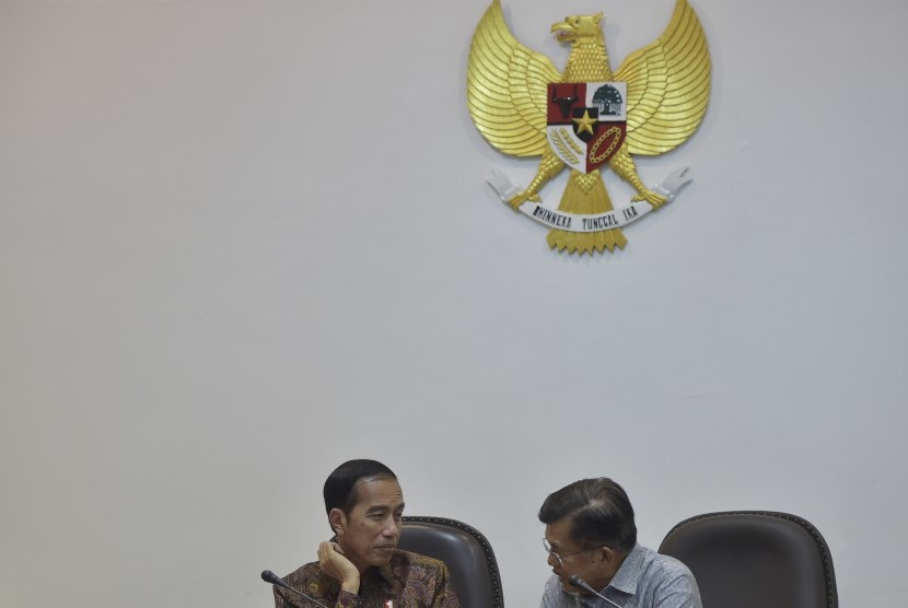 Presiden Joko Widodo (kiri) berbincang dengan Wakil Presiden Jusuf Kalla (kanan) sebelum rapat terbatas tentang harga gas untuk industri di Kantor Kepresidenan, Jakarta, Selasa (24/1).