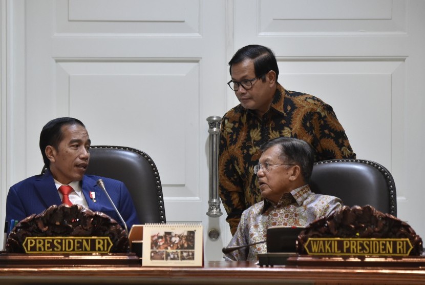 Presiden Joko Widodo (kiri) berbincang dengan Wakil Presiden Jusuf Kalla (kanan) dan Seskab Pramono Anung (tengah) sebelum memimpin rapat terbatas Evaluasi Pelaksanaan Proyek Strategis Nasional dan Program Prioritas Provinsi Jambi di Kantor Presiden, Jakarta, Kamis (20/4).