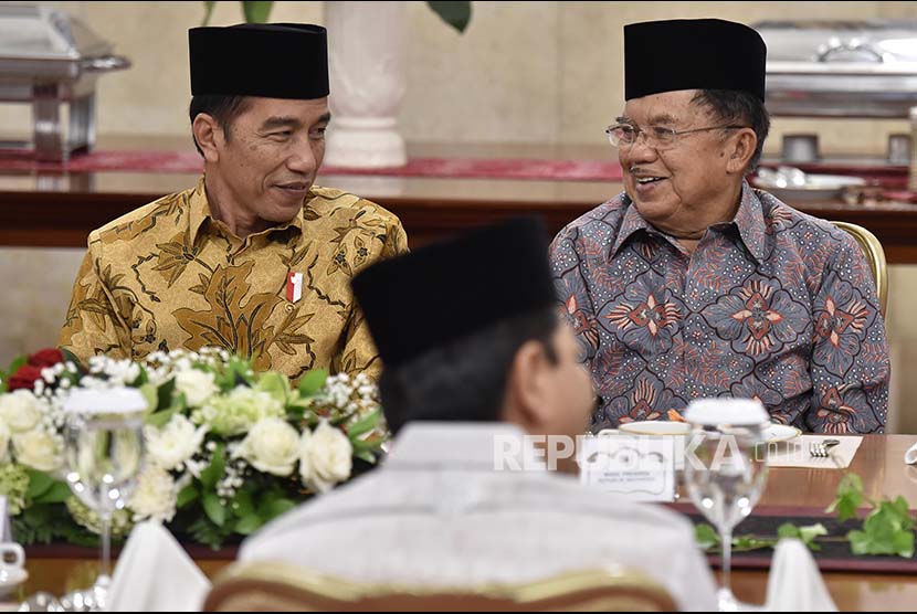 Presiden Joko Widodo (kiri) berbincang dengan Wakil Presiden Jusuf Kalla (kanan) saat buka puasa bersama Presiden dengan pimpinan lembaga tinggi negara di Istana Negara, Jakarta, Selasa (30/5). 