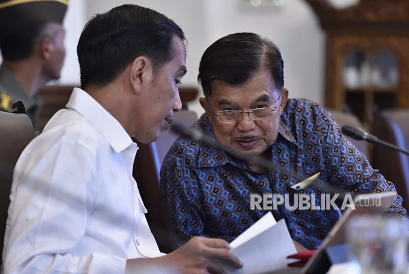 Presiden Joko Widodo (kiri) berbincang dengan Wakil Presiden Jusuf Kalla (kanan) sebelum memimpin rapat terbatas tentang pengelolaan dana haji di Istana Bogor, Jawa Barat, Kamis (26/4). 