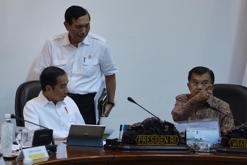 Presiden Joko Widodo (kiri) berbincang dengan Wakil Presiden Jusuf Kalla (kanan) dan Menko Maritim Luhut Binsar Pandjaitan.