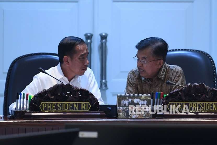 Presiden Joko Widodo (kiri) berbincang dengan Wakil Presiden Jusuf Kalla (kanan) sebelum memimpin rapat terbatas terkait strategi kebijakan memperkuat cadangan devisa di Kantor Presiden, Jakarta, Selasa (14/8).