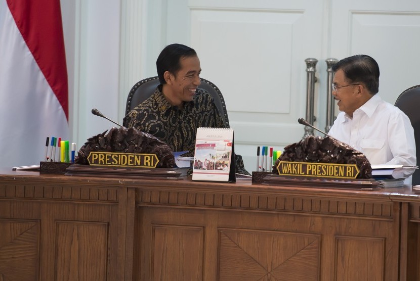 Presiden Joko Widodo (kiri) berbincang dengan Wapres Jusuf Kalla (kanan) sebelum memimpin sidang kabinet paripurna di Kantor Kepresidenan, Jakarta, Selasa (4/8). 