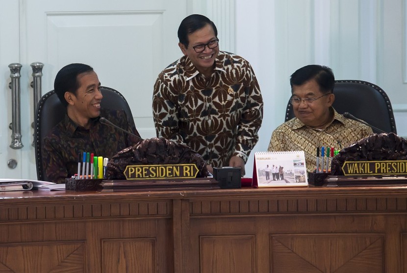 Presiden Joko Widodo (kiri) berbincang dengan Wapres Jusuf Kalla (kanan) dan Seskab Pramono Anung (tengah) sebelum memimpin rapat kabinet terbatas di Kantor Kepresidenan, Jakarta, Senin (29/2).