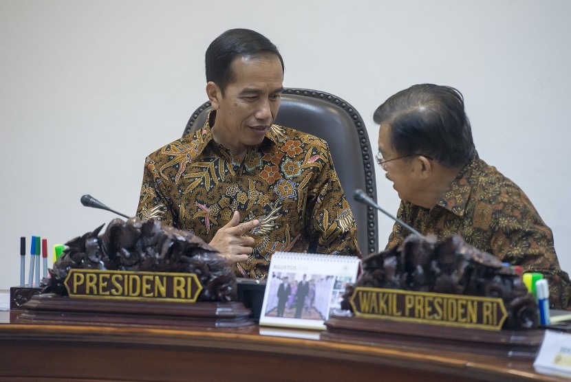 Presiden Joko Widodo (kiri) berbincang dengan Wapres Jusuf Kalla (kanan) sebelum memimpin rapat kabinet terbatas di Kantor Kepresidenan, Jakarta, Selasa (23/8).