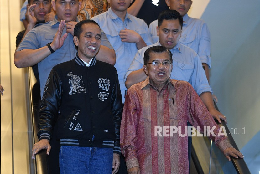 Presiden Joko Widodo (kiri) berbincang dengan Wapres Jusuf Kalla seusai menghadiri acara silaturahmi dengan ulama di Makassar, Sulawesi Selatan, Sabtu (22/12/2018).