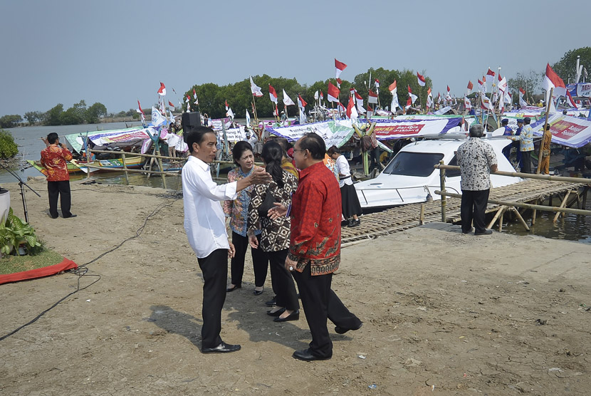 Presiden Joko Widodo (kiri) berdialog dengan Kepala BKKBN Surya Chandra Surapaty (kanan), Menkes Nila F Moeloek (kedua kiri) saat meresmikan pencanangan Kampung Keluarga Berencana (KB) di di TPI Mina Waluya Bondet, Dusun Jenawi, Cirebon, Jawa Barat, Kamis 