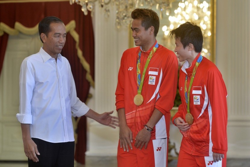 Presiden Joko Widodo (kiri) berdialog dengan peraih medali emas Olimpiade Rio 2016 Tontowi Ahmad (tengah) dan Liliyana Natsir (kanan) di Istana Merdeka, Jakarta, Rabu (24/8). 