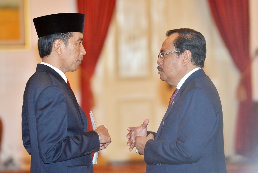 Presiden Joko WIdodo (kiri) berdiskusi dengan Jaksa Agung Prasetyo terkait dokumen Tim Pencari Fakta (TPF) kematian Munir di Istana Negara, Jakarta, Rabu (26/10). 
