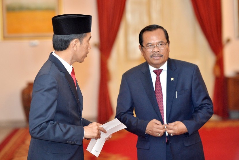 Presiden Joko WIdodo (kiri) berdiskusi dengan Jaksa Agung Prasetyo terkait dokumen Tim Pencari Fakta (TPF) kematian Munir di Istana Negara, Jakarta, Rabu (26/10). 