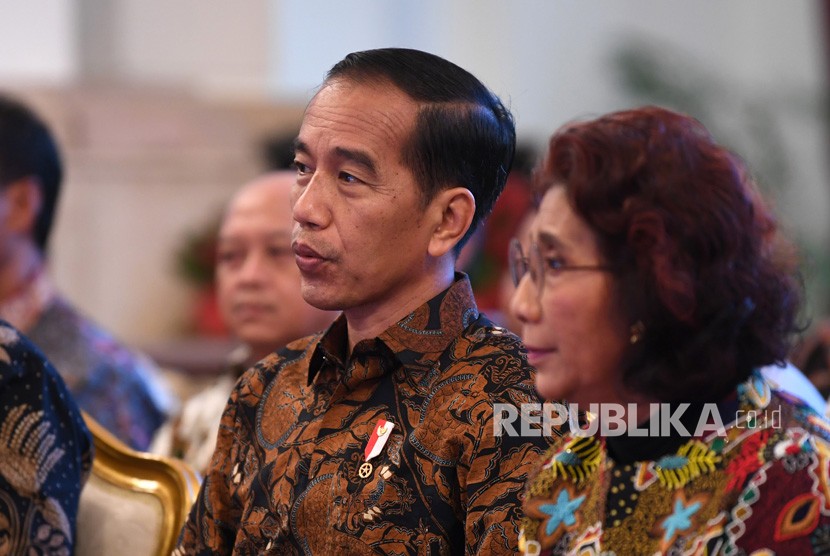 Presiden Joko Widodo (kiri) berdiskusi dengan Menteri Kelautan dan Perikanan Susi Pudjiastuti (kanan) ketika bersilahturahmi dengan pelaku usaha perikanan tangkap penerima Surat Izin Usaha Perikanan (SIUP) dan Surat Izin Penangkapan Ikan (SIPI) di Istana Negara, Jakarta, Rabu (30/1/2019).