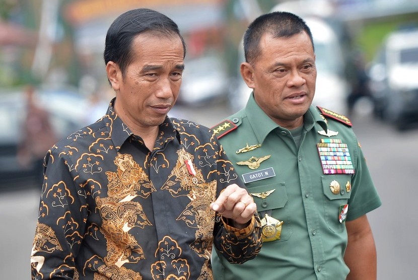 President Joko Widodo (left) and TNI Commander Gen.Gatot Nurmantyo