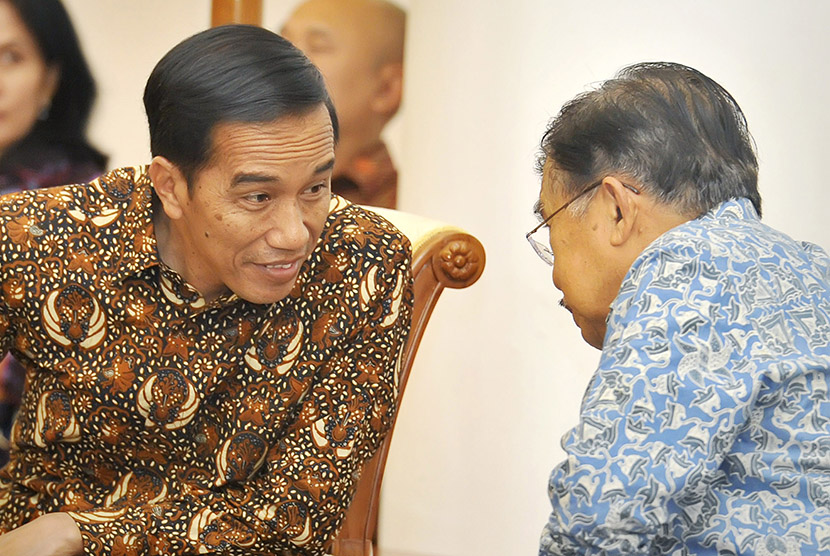 Presiden Joko Widodo (kiri) berdiskusi dengan Wapres Jusuf Kalla.