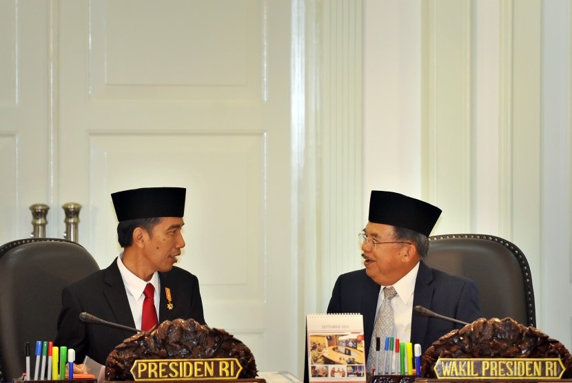 Presiden Joko Widodo (kiri) berdiskusi dengan Wapres Jusuf Kalla sebelum memimpin Sidang Kabinet Paripurna di Kantor Presiden, Jakarta, Selasa (2/9). 