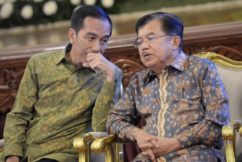 Presiden Joko Widodo (kiri) berdiskusi dengan Wapres Jusuf Kalla (kanan) 