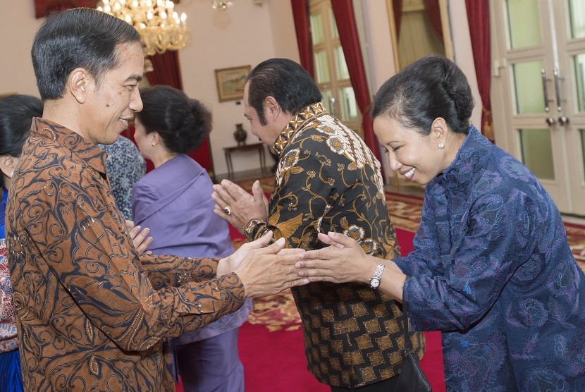 Presiden Joko Widodo (kiri) berjabat tangan dan saling memaafkan dengan Menteri BUMN Rini Soemarno (kanan) pada silahturahmi Idul Fitri 1436 H di Istana Negara, Jakarta, Rabu (22/7). 