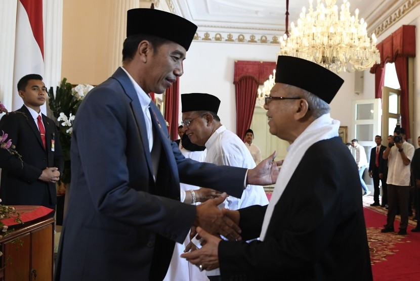 Presiden Joko Widodo (kiri) berjabat tangan dengan Cawapres nomor urut 01 Maruf Amin (kanan) saat halalbihalal di Istana Negara, Jakarta, Rabu (5/6/19).