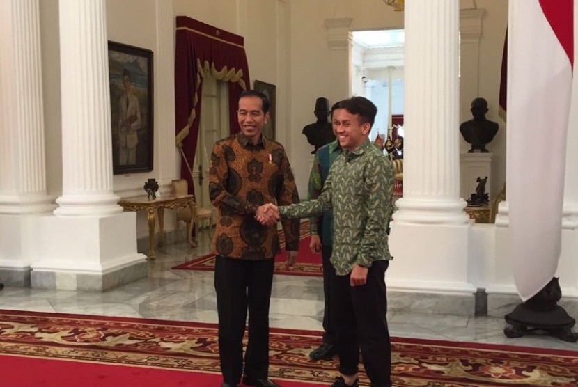 Presiden Joko Widodo (kiri) berjabat tangan dengan Egy Maulana Vikri di Istana Negara, Jumat (23/3).
