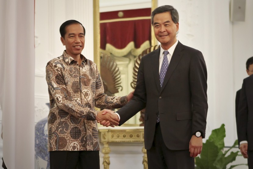 Presiden Joko Widodo (kiri) berjabat tangan dengan Kepala Eksekutif Daerah Administrasi Khusus Hong Kong, CY Leung (kanan) saat kunjungan kerja membahas kerjasama investasi di Istana Merdeka, Jakarta, Kamis (17/9). 