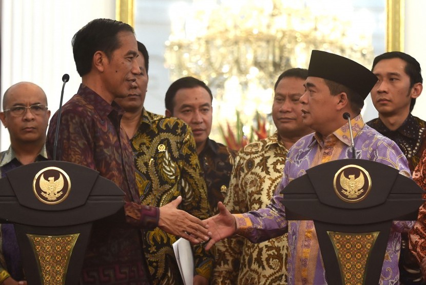 Presiden Joko Widodo (kiri) berjabat tangan dengan Ketua DPR Ade Komaruddin (kanan) usai menyampaikan keterangan kepada wartawan di Istana Merdeka, Jakarta, Senin (22/2).