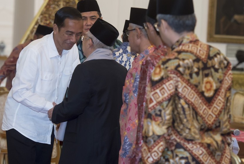 Presiden Joko Widodo (kiri) berjabat tangan dengan Ketua Umum Majelis Ulama Indonesia (MUI) KH. Ma'ruf Amin (kedua kiri) dan sejumlah undangan lainnya sebelum melakukan pertemuan di Istana Merdeka, Jakarta, Selasa (1/11). 