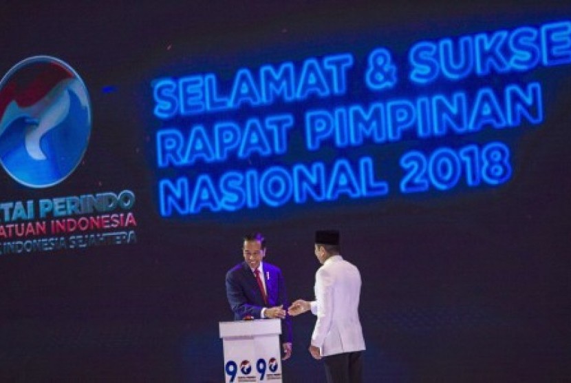 Presiden Joko Widodo (kiri) berjabat tangan dengan Ketua Umum Perindo Hary Tanoesoedibyo (kanan) usai membuka Rapat Pimpinan Nasional (Rapimnas) ke II Partai Perindo di Jakarta Convention Center, Jakarta, Rabu (21/3). Dalam Rapimnas tersebut, Partai Perindo secara resmi melalui Ketua Umum Perindo Hary Tanoesoedibyo mendukung Presiden Joko Widodo pada Pemilihan Presiden 2019. 