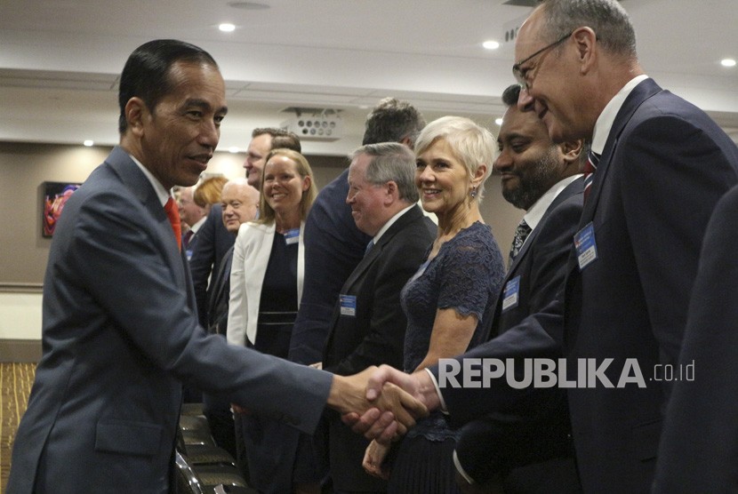 Presiden Joko Widodo (kiri) berjabat tangan dengan pengusaha saat menghadiri Indonesia-Australia Business Roundtable di Canberra, Australia, Senin (10/2/2020).