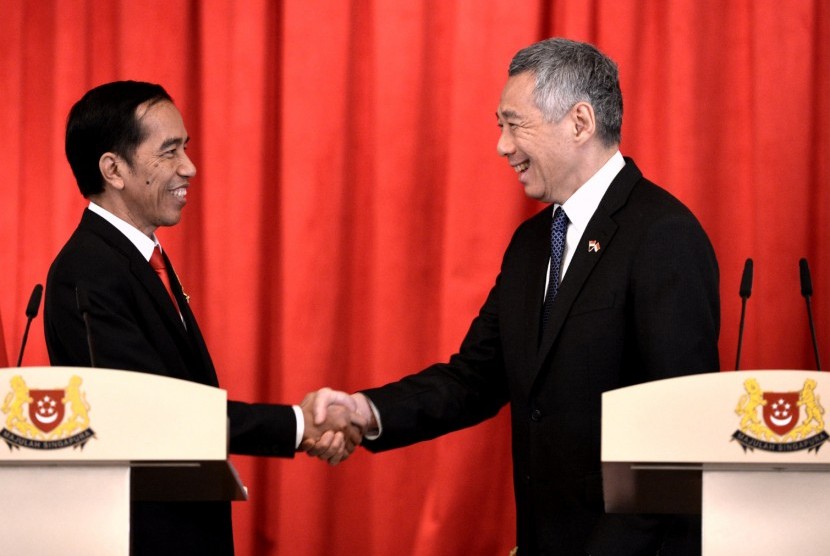 Indonesian President Joko Widodo (L) shake hands with Singapore PM Lee Hsien Loong in Singapore, Tuesday (July 28, 2015). 