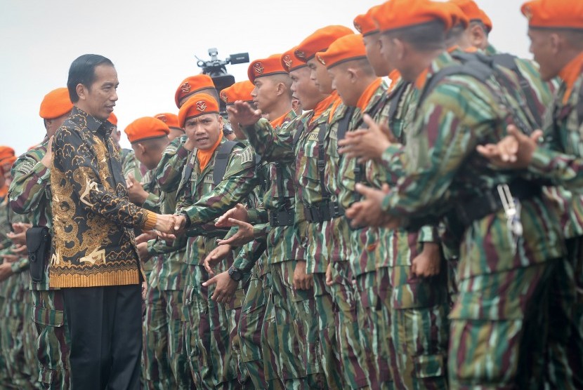 Presiden Joko Widodo (kiri) berjabat tangan dengan Prajurit Korps Pasukan Khas (Korpaskhas) TNI AU saat upacara pengarahan di Mako Paskhas Margahayu Kab.Bandung, Jawa Barat, Selasa (15/11). 