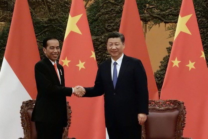 Presiden Joko Widodo (kiri) berjabat tangan dengan Presiden China Xi Jinping (kanan).