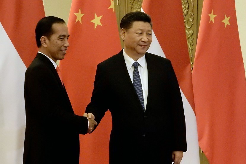Presiden Joko Widodo (kiri) berjabat tangan dengan Presiden Republik Rakyat Cina Xi Jinping (kanan) dalam sebuah kesempatan bersama beberapa waktu lalu.