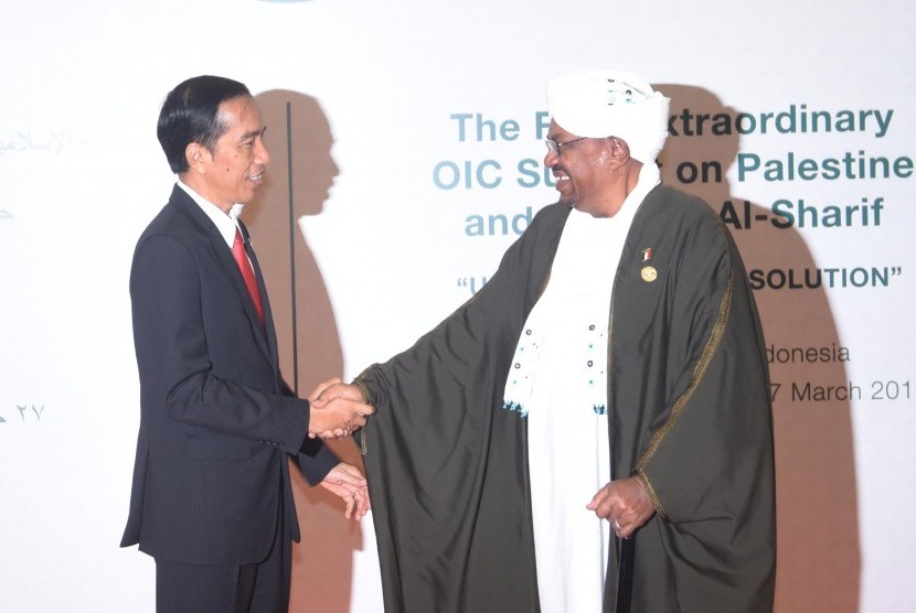 Presiden Joko Widodo (kiri) berjabat tangan dengan Presiden Sudan Omar Hassan Ahmad al-Bashir sebelum berlangsungnya KTT Luar Biasa ke-5 OKI di JCC, Jakarta, Senin (7/3).