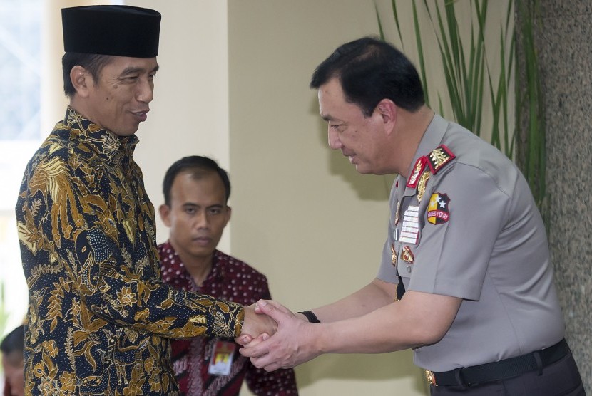 Presiden Joko Widodo (kiri) berjabat tangan dengan Wakil Kapolri Komjen Pol Budi Gunawan (kanan) saat tiba di Mabes Polri, Jakarta, Jumat (1/7). 