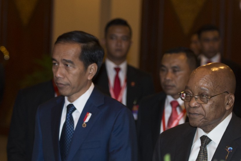 Presiden Joko Widodo (kiri) berjalan bersama Presiden Afrika Selatan Jacob Zuma (kanan) sebelum membuka acara Business Summit dalam rangkaian KTT IORA ke-20 tahun 2017 di Jakarta Convention Center, Jakarta, Senin (6/3). 