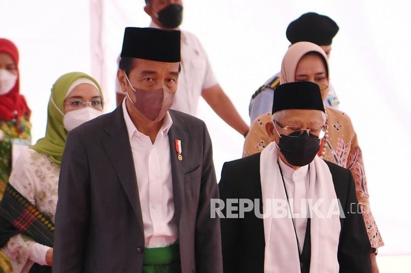 Jokowi: Terima Kasih NU Kawal Toleransi dan Kebinekaan Indonesia. Presiden Joko Widodo (kiri) berjalan bersama Wakil Presiden Maruf Amin saat menghadiri pembukaan Muktamar Nahdlatul Ulama ke-34 di Pondok Pesantren Darus Sa